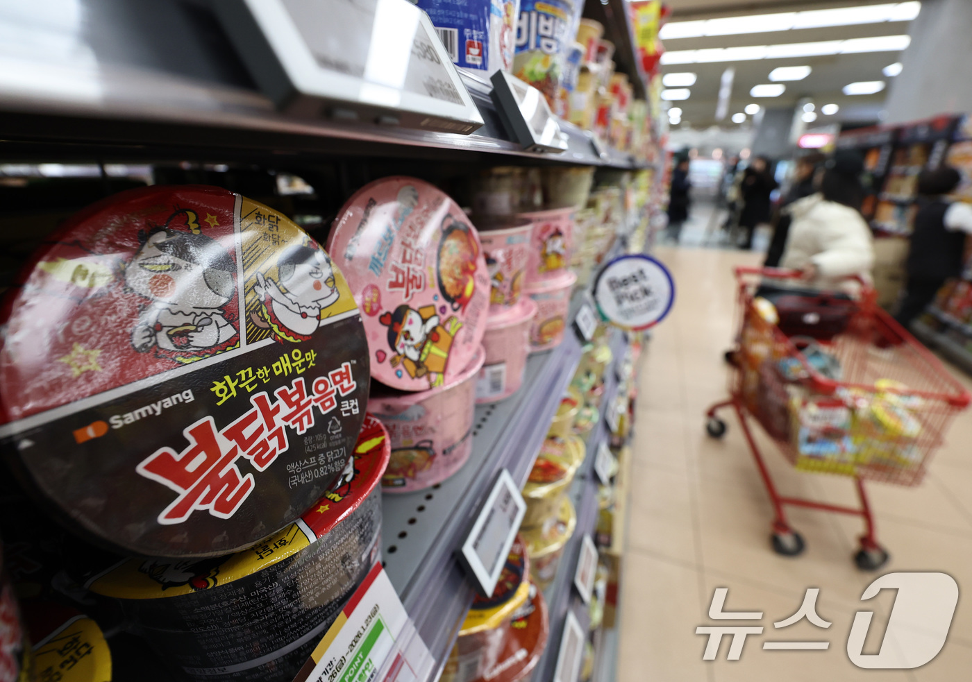 (서울=뉴스1) 구윤성 기자 = 12일 서울의 한 대형마트에서 외국인 관광객들이 라면을 구입하고 있다.농림축산식품부가 이날 발표한 ’2025년 케이-푸드 플러스(K-푸드+) 수출 …