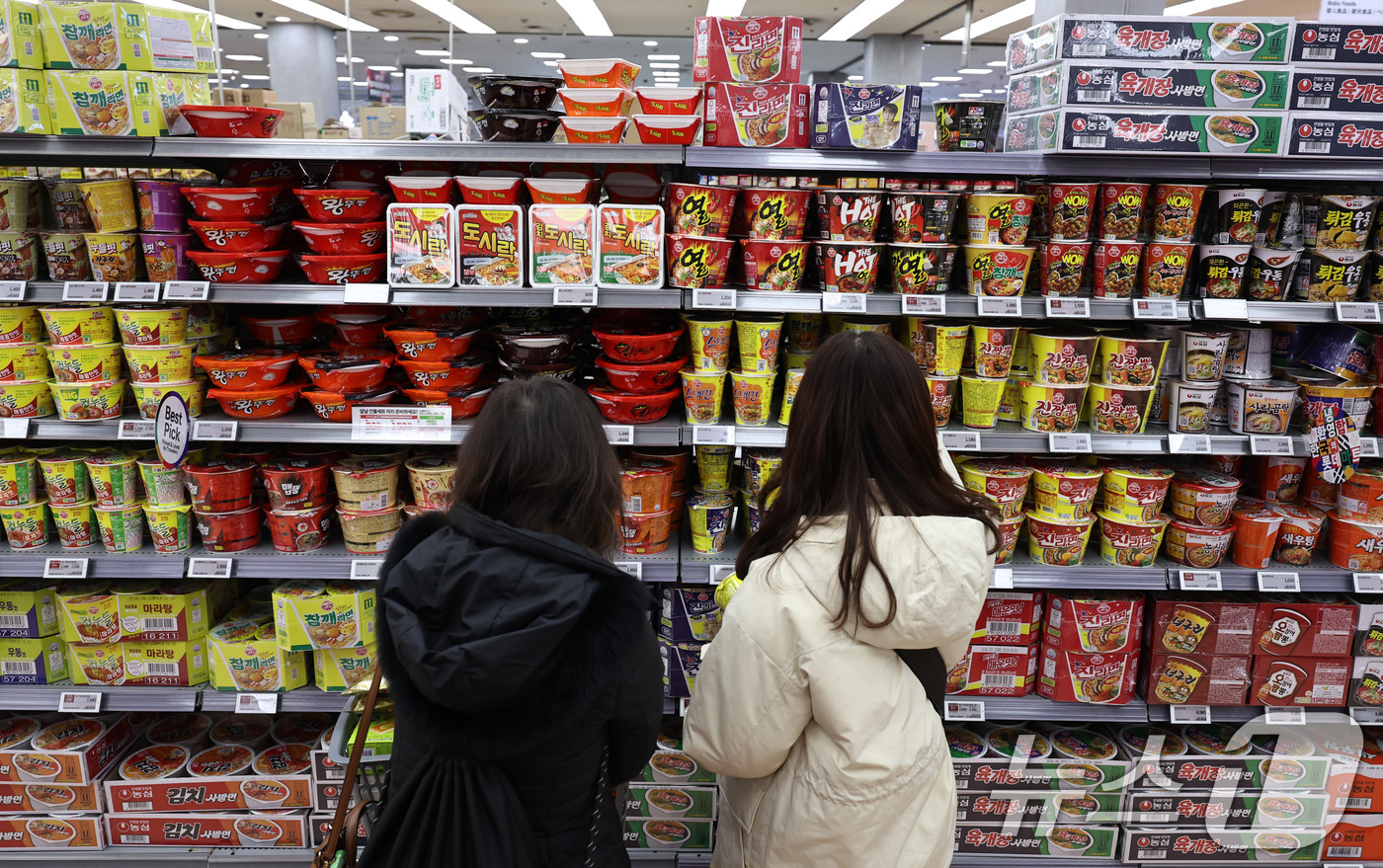 (서울=뉴스1) 구윤성 기자 = 12일 서울의 한 대형마트에서 외국인 관광객들이 라면을 구입하고 있다.농림축산식품부가 이날 발표한 ’2025년 케이-푸드 플러스(K-푸드+) 수출 …