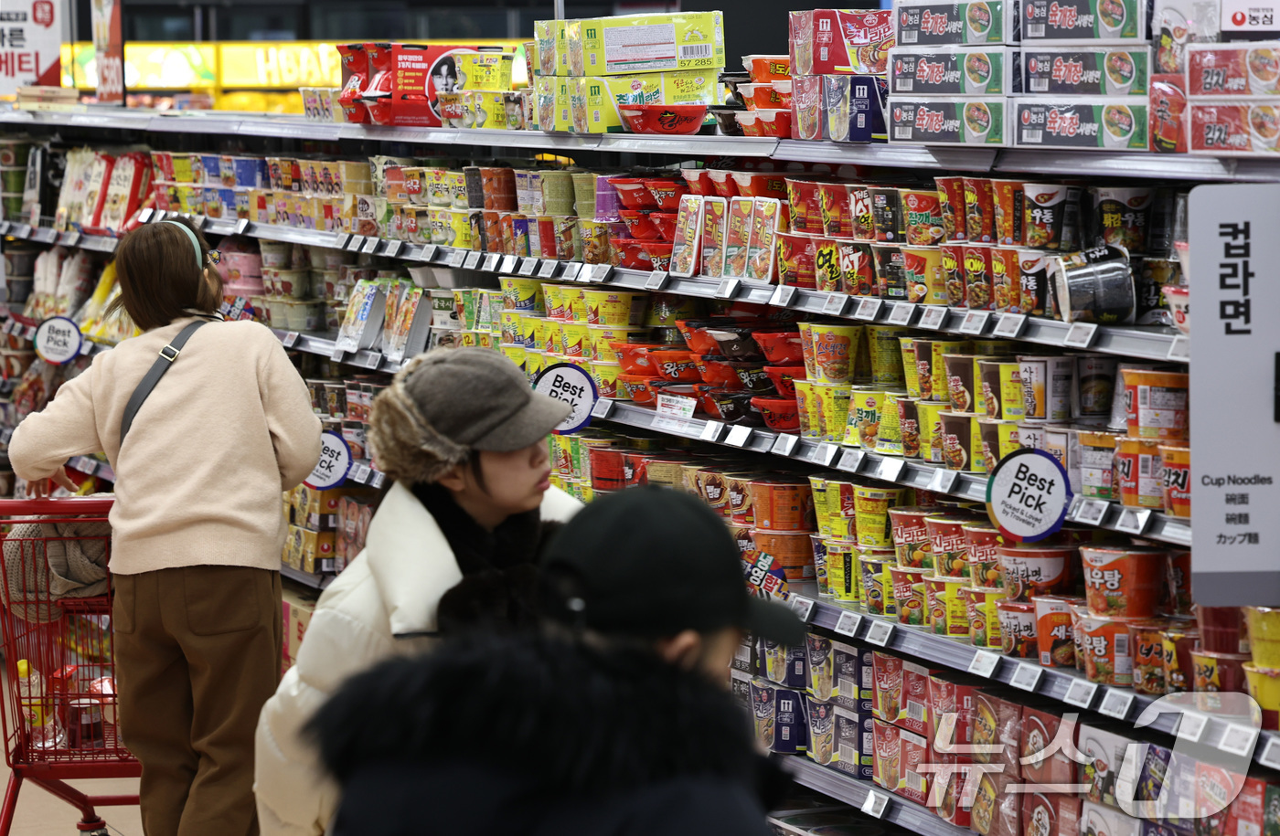 (서울=뉴스1) 구윤성 기자 = 12일 서울의 한 대형마트에서 외국인 관광객들이 라면을 구입하고 있다.농림축산식품부가 이날 발표한 ’2025년 케이-푸드 플러스(K-푸드+) 수출 …