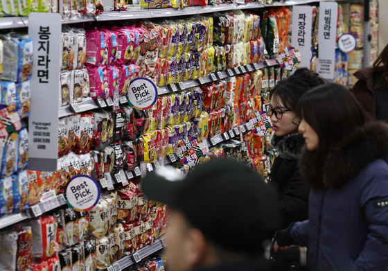 李 대통령 물가 안정 메시지에…라면·과자·빵 릴레이 가격 인하(종합)