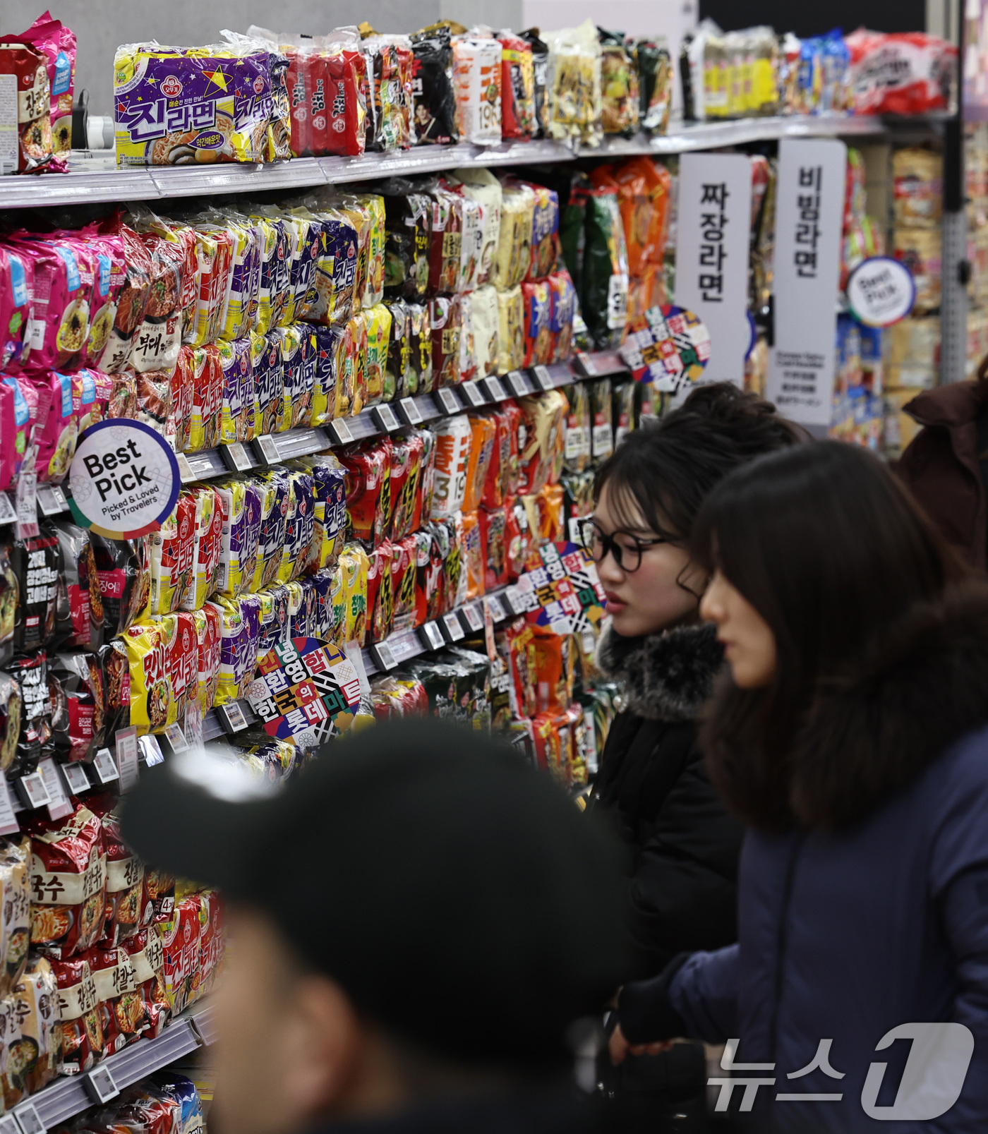 (서울=뉴스1) 구윤성 기자 = 12일 서울의 한 대형마트에서 외국인 관광객들이 라면을 구입하고 있다.농림축산식품부가 이날 발표한 ’2025년 케이-푸드 플러스(K-푸드+) 수출 …