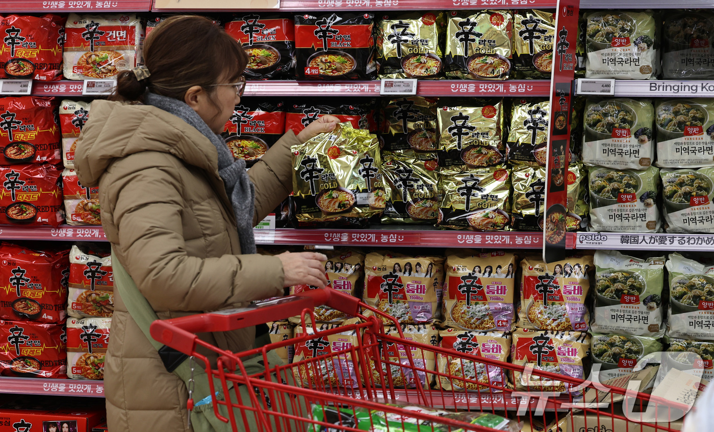 (서울=뉴스1) 구윤성 기자 = 12일 서울의 한 대형마트에서 인본인 관광객이 라면을 구입하고 있다.농림축산식품부가 이날 발표한 ’2025년 케이-푸드 플러스(K-푸드+) 수출 실 …