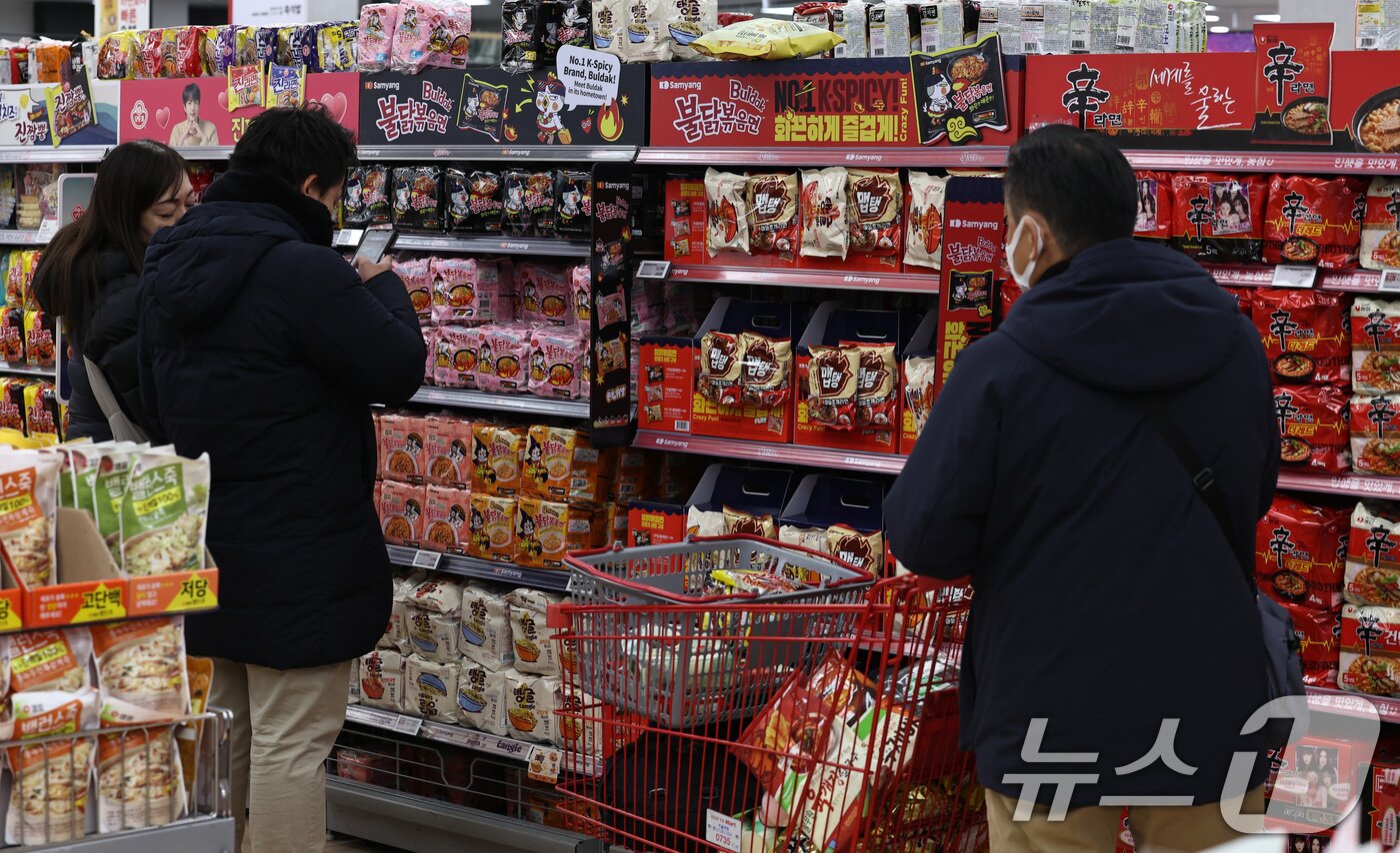 본문 이미지 - 지난 1월 12일 서울의 한 대형마트에서 외국인 관광객들이 라면을 구입하고 있다. 2026.1.12 ⓒ 뉴스1 구윤성 기자