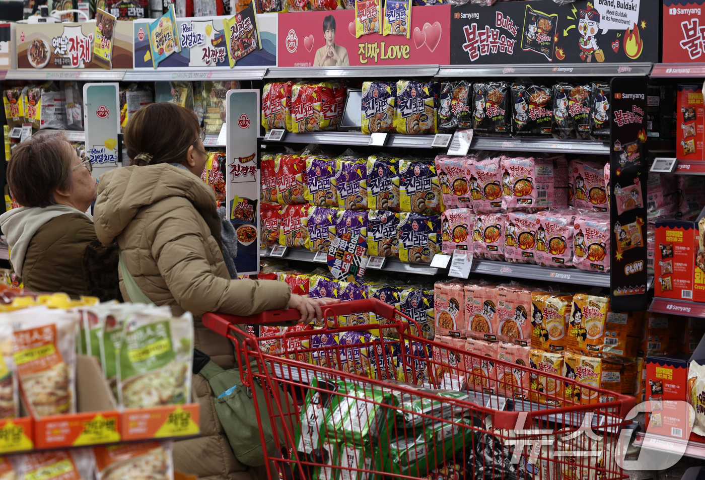 (서울=뉴스1) 구윤성 기자 = 12일 서울의 한 대형마트에서 외국인 관광객들이 라면을 구입하고 있다.농림축산식품부가 이날 발표한 ’2025년 케이-푸드 플러스(K-푸드+) 수출 …