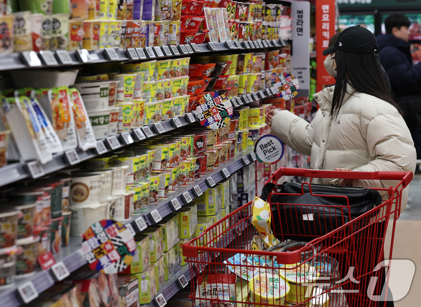 (서울=뉴스1) 구윤성 기자 = 12일 서울의 한 대형마트에서 외국인 관광객들이 라면을 구입하고 있다.농림축산식품부가 이날 발표한 ’2025년 케이-푸드 플러스(K-푸드+) 수출 …