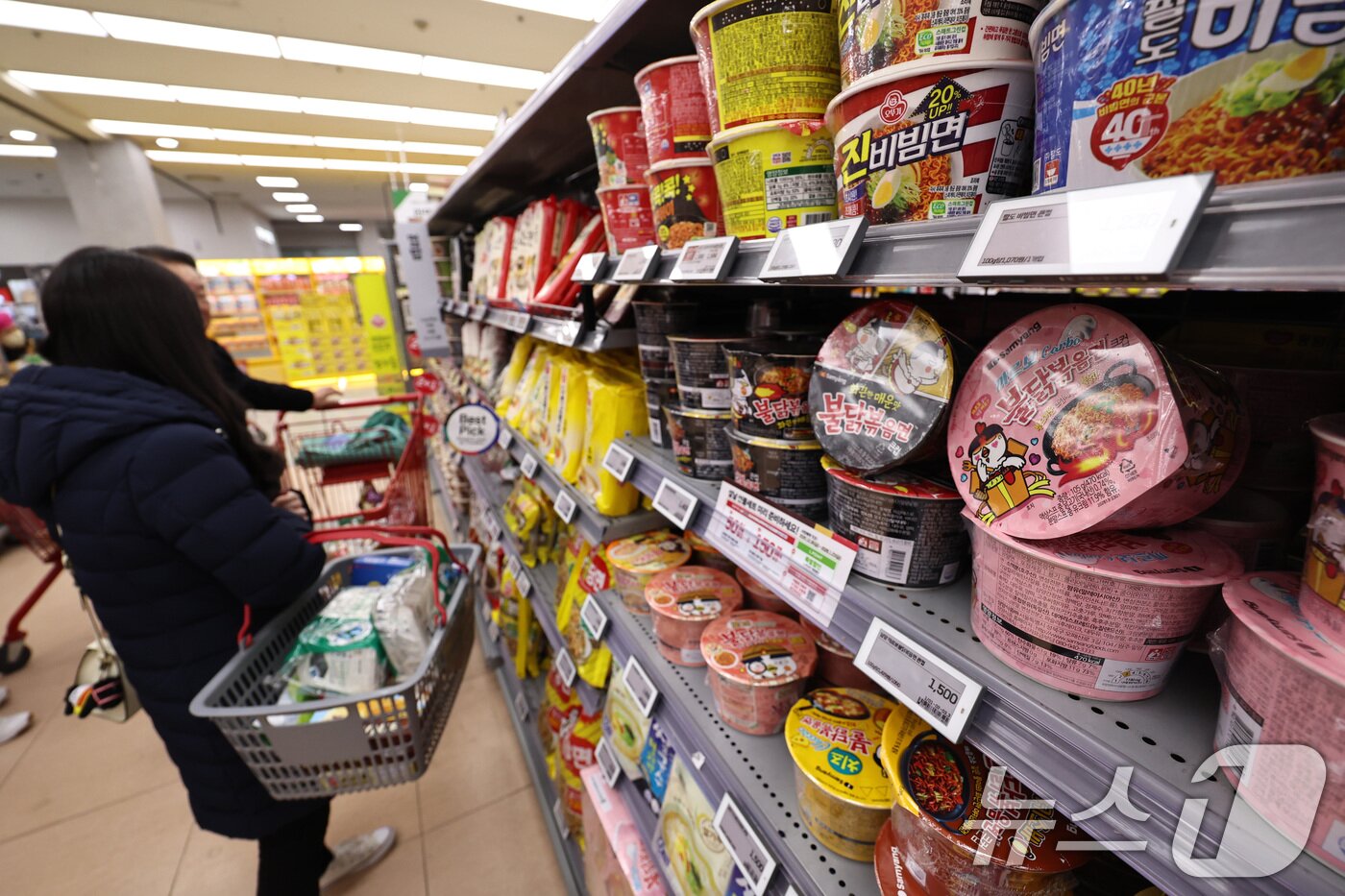 본문 이미지 - 서울의 한 대형마트에서 외국인 관광객들이 라면을 구입하고 있다. ⓒ 뉴스1 구윤성 기자