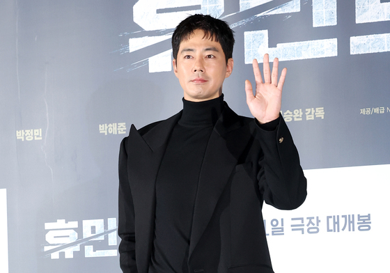 조인성, 근사한 손 인사