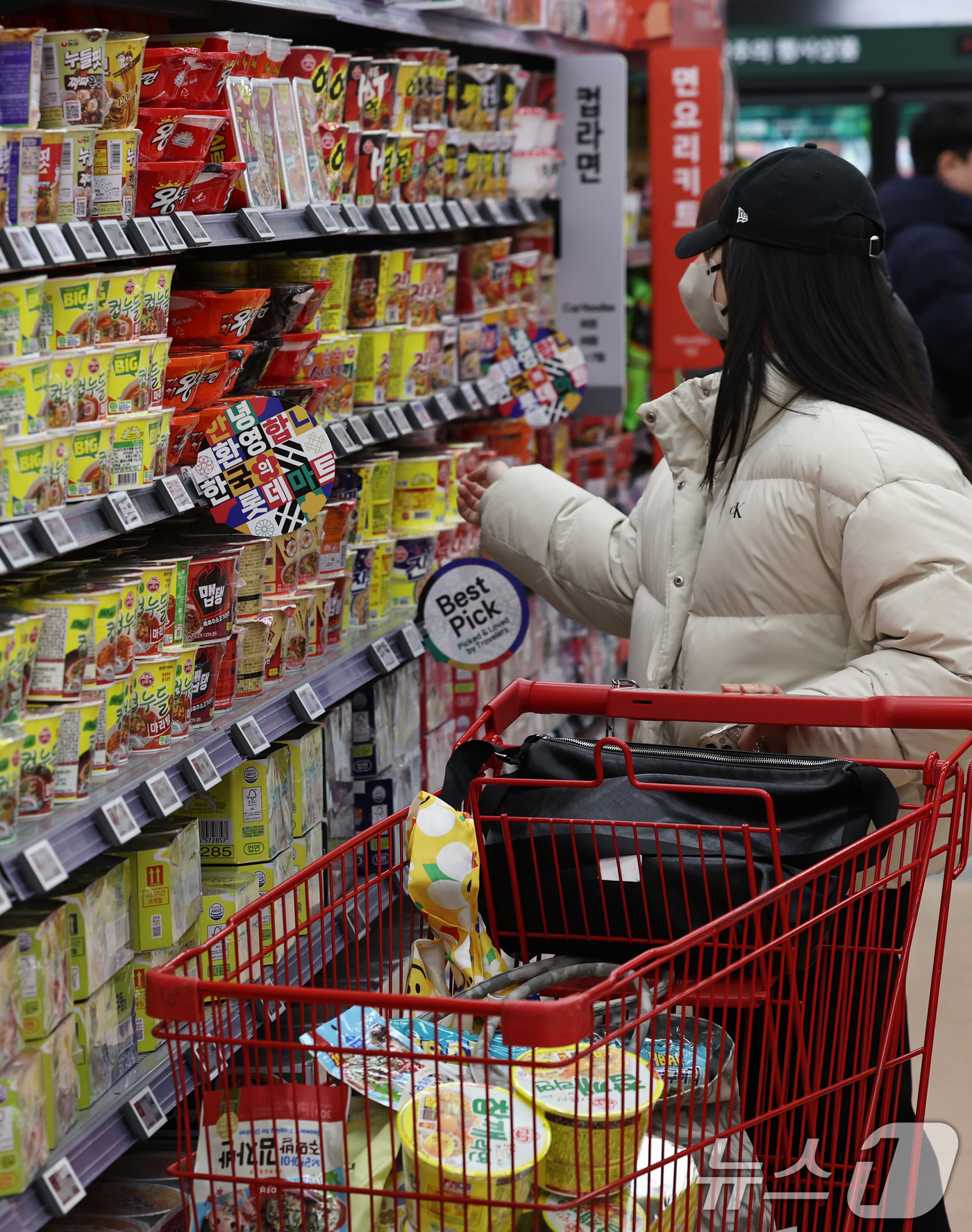 (서울=뉴스1) 구윤성 기자 = 12일 서울의 한 대형마트에서 외국인 관광객들이 라면을 구입하고 있다.농림축산식품부가 이날 발표한 ’2025년 케이-푸드 플러스(K-푸드+) 수출 …