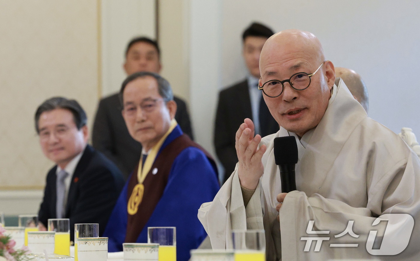 (서울=뉴스1) 이재명 기자 = 대한불교조계종 총무원장 진우스님이 12일 청와대에서 열린 종교지도자 초청 오찬간담회에서 발언하고 있다. (청와대통신사진기자단) 2026.1.12/뉴 …