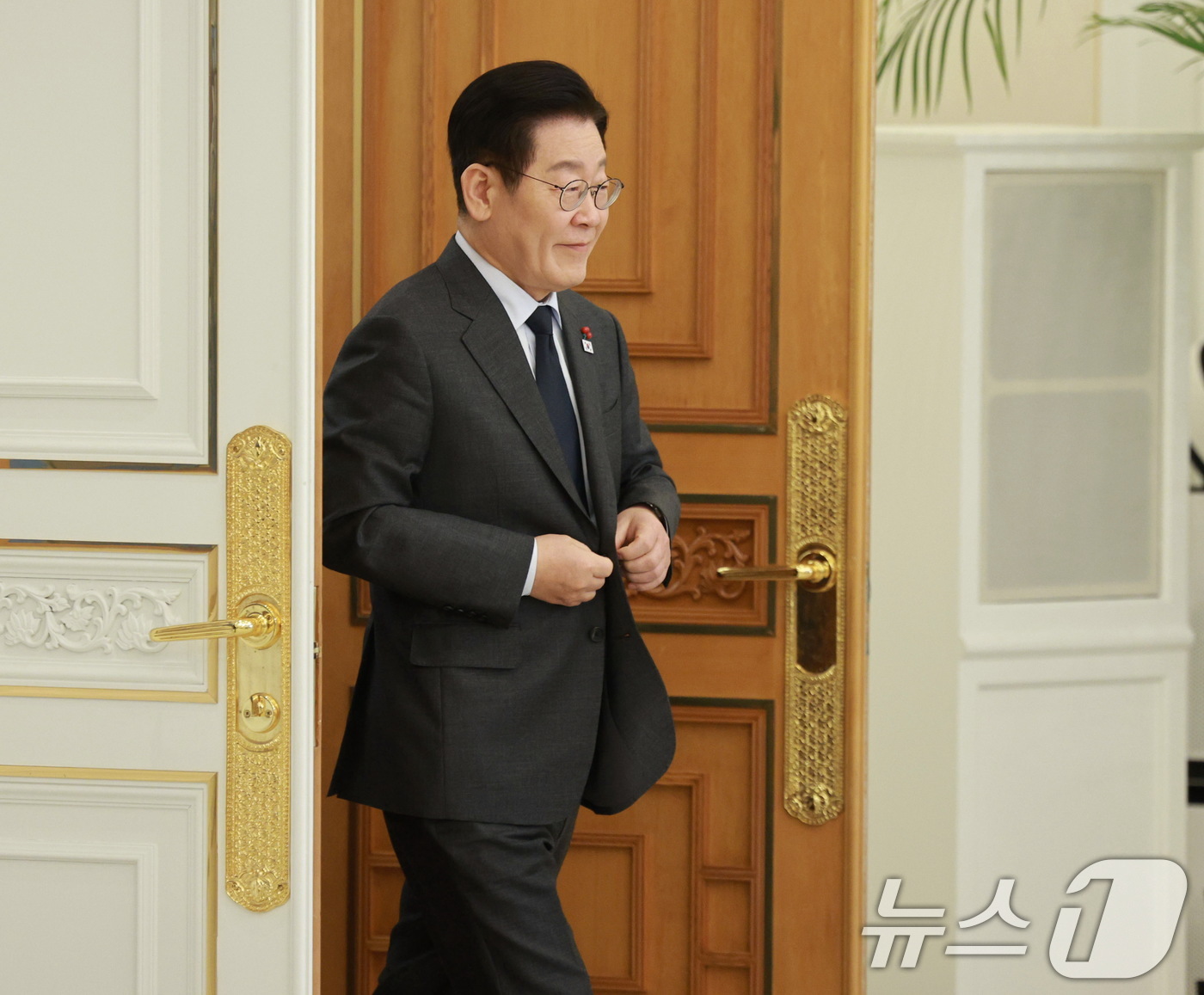 (서울=뉴스1) 이재명 기자 = 이재명 대통령이 12일 청와대에서 열린 종교지도자 초청 오찬 간담회에 입장하고 있다. (청와대통신사진기자단) 2026.1.12/뉴스1