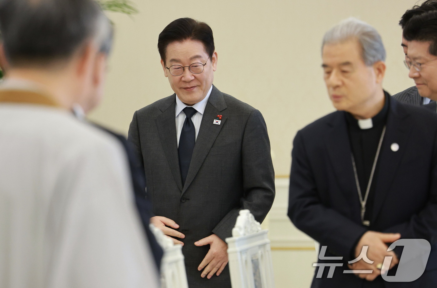 (서울=뉴스1) 이재명 기자 = 이재명 대통령이 12일 청와대에서 열린 종교지도자 초청 오찬 간담회에 입장하고 있다. (청와대통신사진기자단) 2026.1.12/뉴스1