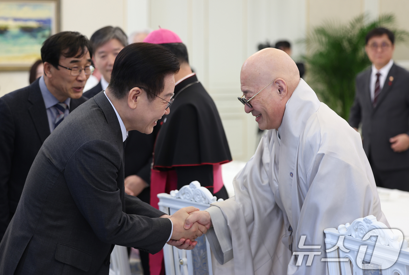 (서울=뉴스1) 이재명 기자 = 이재명 대통령이 12일 청와대에서 열린 종교지도자 초청 오찬간담회에서 대한불교조계종 총무원장 진우스님과 인사를 나누고 있다. (청와대통신사진기자단) …