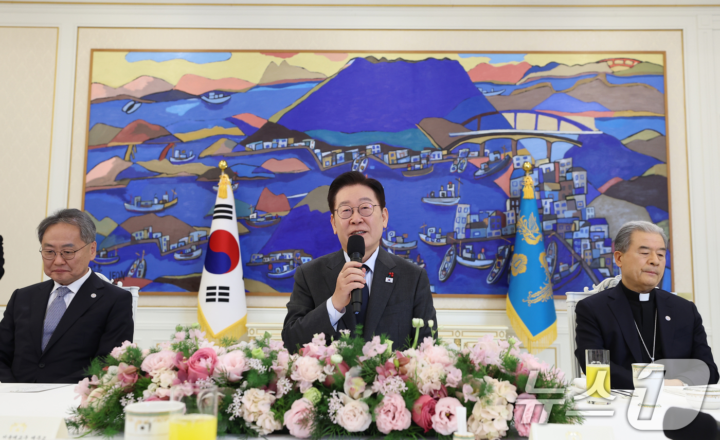 (서울=뉴스1) 이재명 기자 = 이재명 대통령이 12일 청와대에서 열린 종교지도자 초청 오찬간담회에서 발언하고 있다. (청와대통신사진기자단) 2026.1.12/뉴스1