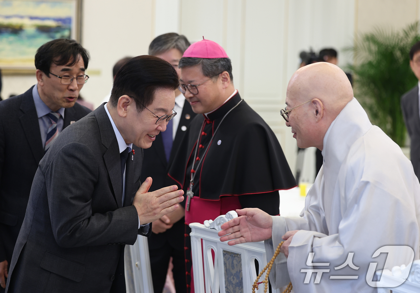 (서울=뉴스1) 이재명 기자 = 이재명 대통령이 12일 청와대에서 열린 종교지도자 초청 오찬간담회에서 대한불교조계종 총무원장 진우스님과 인사를 나누고 있다. (청와대통신사진기자단) …