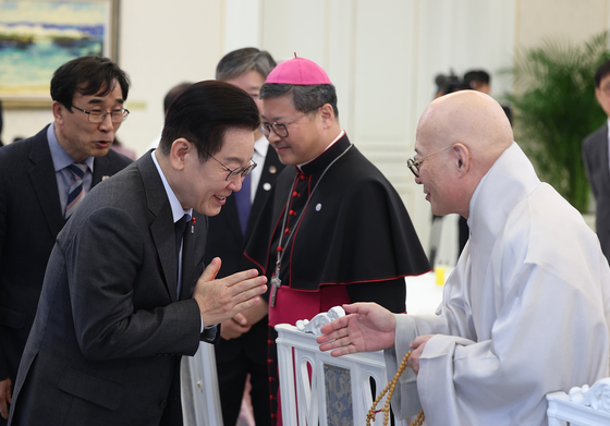 진우 스님과 인사 나누는 이재명 대통령