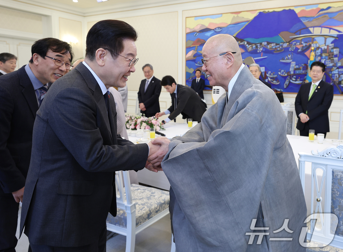 (서울=뉴스1) 이재명 기자 = 이재명 대통령이 12일 청와대에서 열린 종교지도자 초청 오찬 간담회에서 한국불교태고종 총무원장 상진스님과 인사하고 있다. (청와대통신사진기자단) 2 …