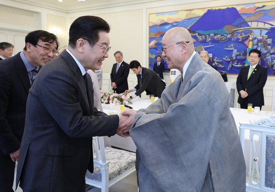 상진 스님과 인사하는 이재명 대통령