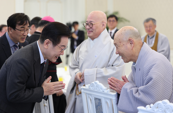 덕수 스님과 인사하는 이재명 대통령