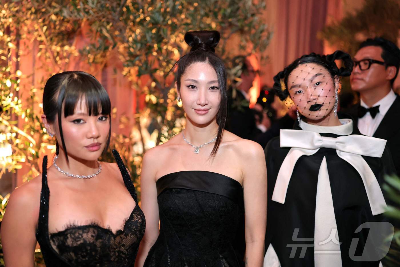 본문 이미지 - 11일(현지시각) 미국 캘리포니아주 베벌리힐스 베벌리힐턴 호텔에서 열린 제83회 골든글로브 시상식에 참석한 넷플릭스 애니메이션 영화 ‘케이팝 데몬 헌터스’ 걸그룹 ‘헌트릭스’의 노래 연기를 맡은 레이 아미(왼쪽부터), 이재, 오드리 누나가 레드카펫에서 포즈를 취하고 있다. '케이팝 데몬 헌터스'의 골든은 이번 시상식에서 주제가상을 수상했다. ⓒ AFP=뉴스1 ⓒ News1 박세연 기자