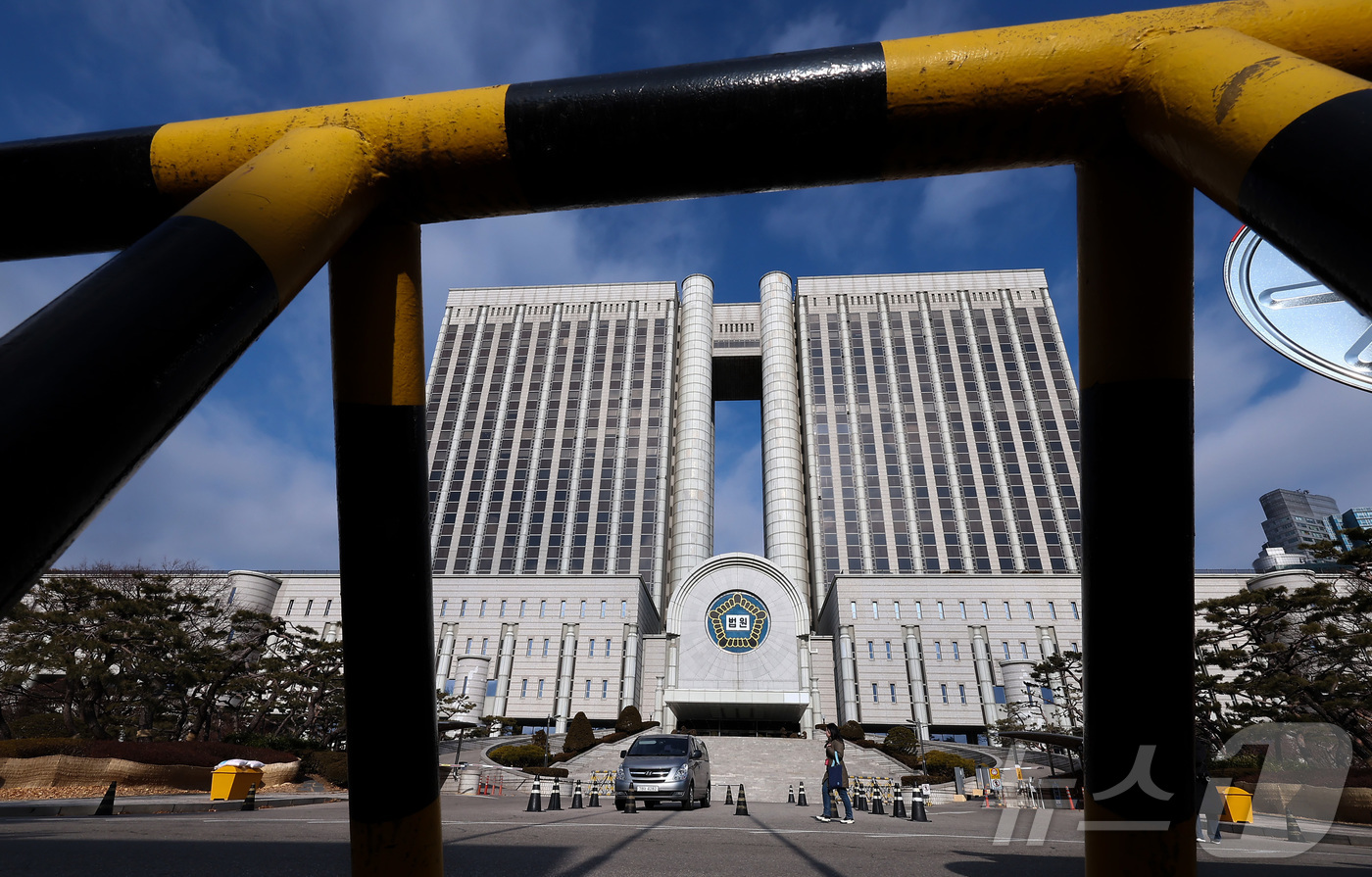 (서울=뉴스1) 김성진 기자 = '내란·외환·반란 범죄 등의 형사절차에 관한 특례법' 시행에 따라 서울중앙지방법원의 전체판사회의가 열리는 12일 서울 서초구 서울중앙지방법원 청사의 …