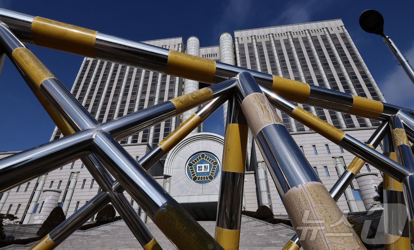 (서울=뉴스1) 김성진 기자 = '내란·외환·반란 범죄 등의 형사절차에 관한 특례법' 시행에 따라 서울중앙지방법원의 전체판사회의가 열리는 12일 서울 서초구 서울중앙지방법원 청사의 …