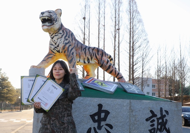 이나라 중사, 12년째 모발·헌혈증 기부 '나눔 실천'