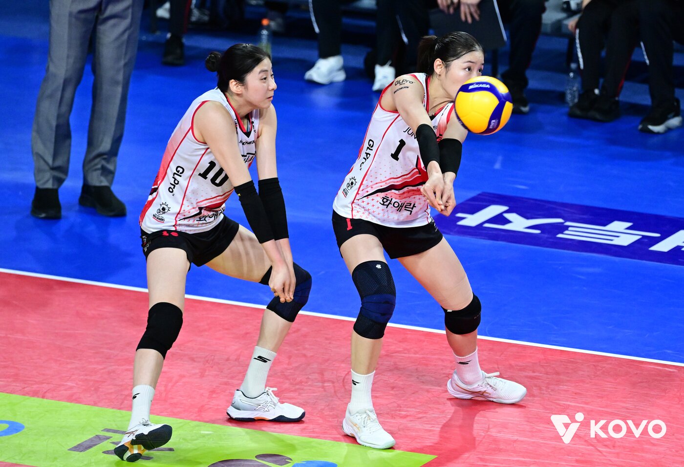 본문 이미지 - 인쿠시(오른쪽)  옆에서 함께 수비하는 박혜민(왼쪽)(KOVO제공) 