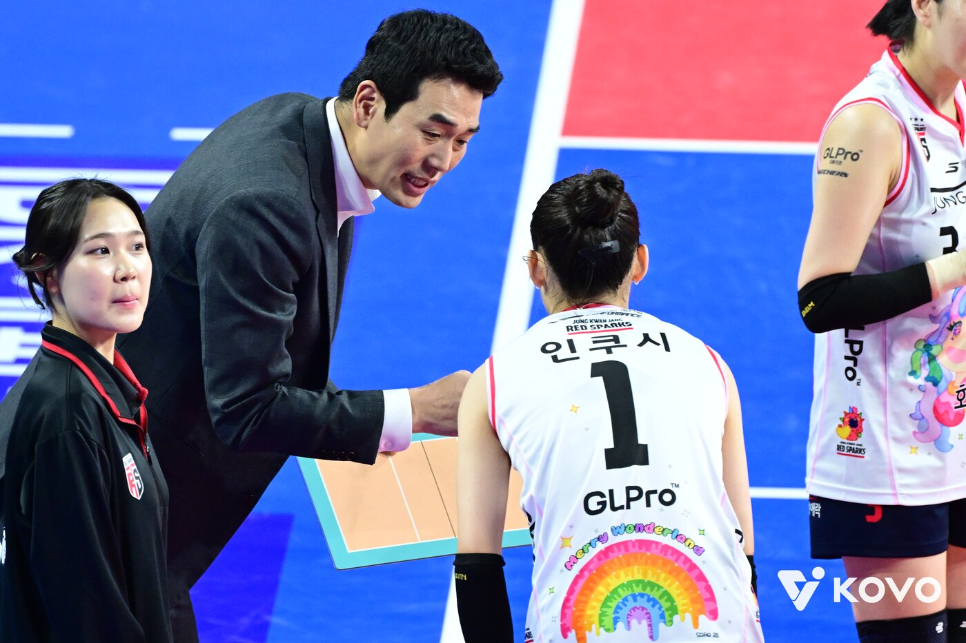 본문 이미지 - 인쿠시에게 세부 전술을 설명하는 고희진 감독(왼쪽)(KOVO제공) 