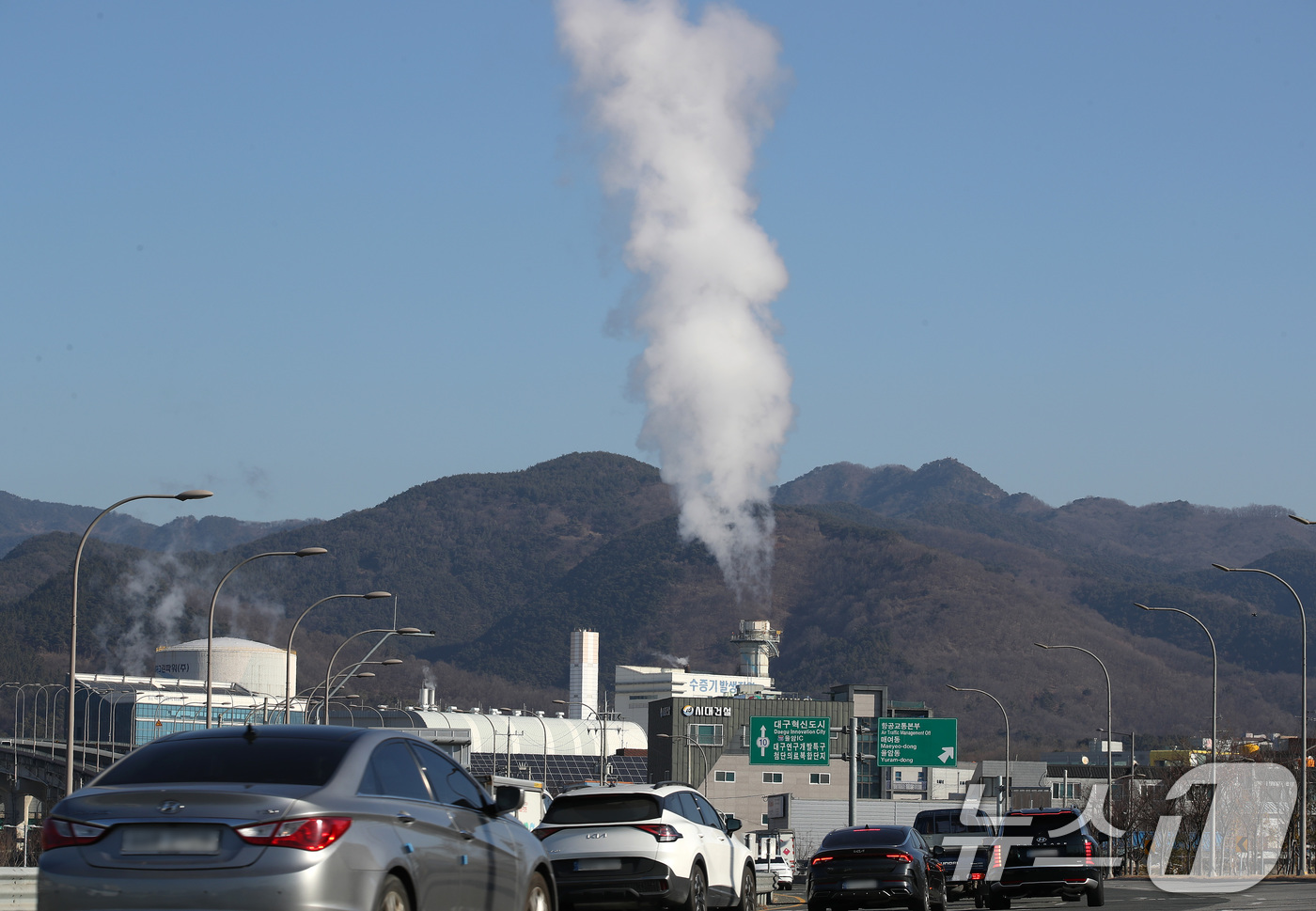 (대구=뉴스1) 공정식 기자 = 한파가 이어진 12일 대구 동구 혁신도시 일대 지역난방을 위한 열 공급설비가 가동되자 굴뚝에서 수증기가 연기처럼 피어오르고 있다. 2026.1.12 …