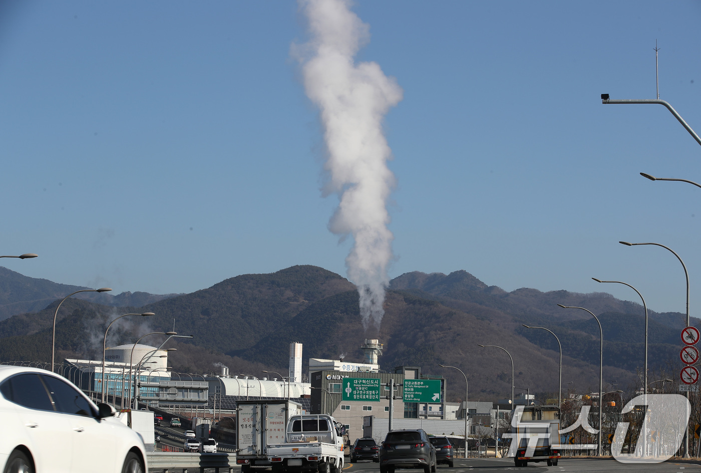 (대구=뉴스1) 공정식 기자 = 한파가 이어진 12일 대구 동구 혁신도시 일대 지역난방을 위한 열 공급설비가 가동되자 굴뚝에서 수증기가 연기처럼 피어오르고 있다. 2026.1.12 …