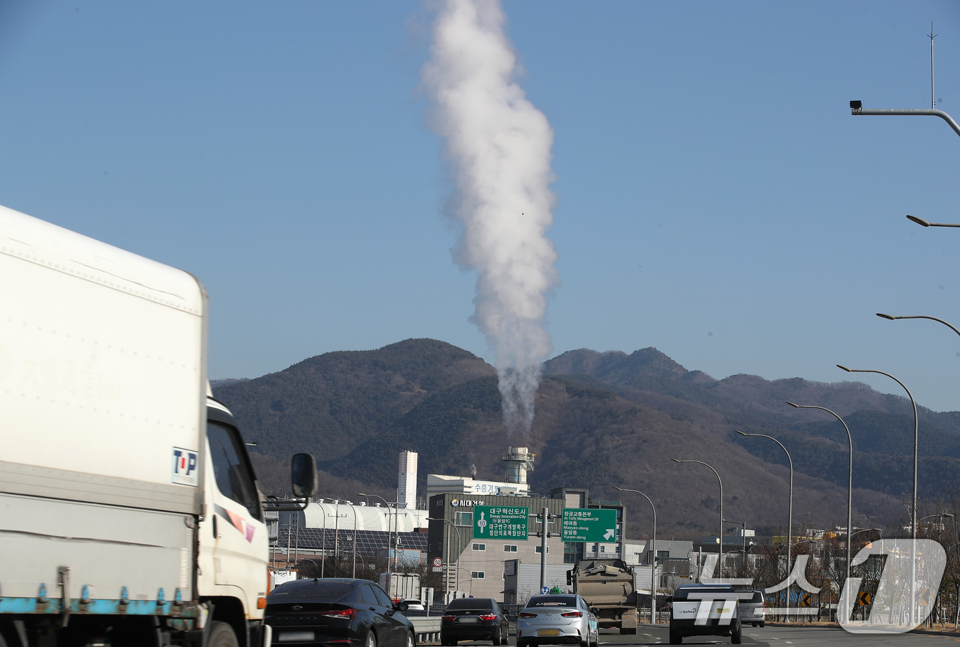 (대구=뉴스1) 공정식 기자 = 한파가 이어진 12일 대구 동구 혁신도시 일대 지역난방을 위한 열 공급설비가 가동되자 굴뚝에서 수증기가 연기처럼 피어오르고 있다. 2026.1.12 …