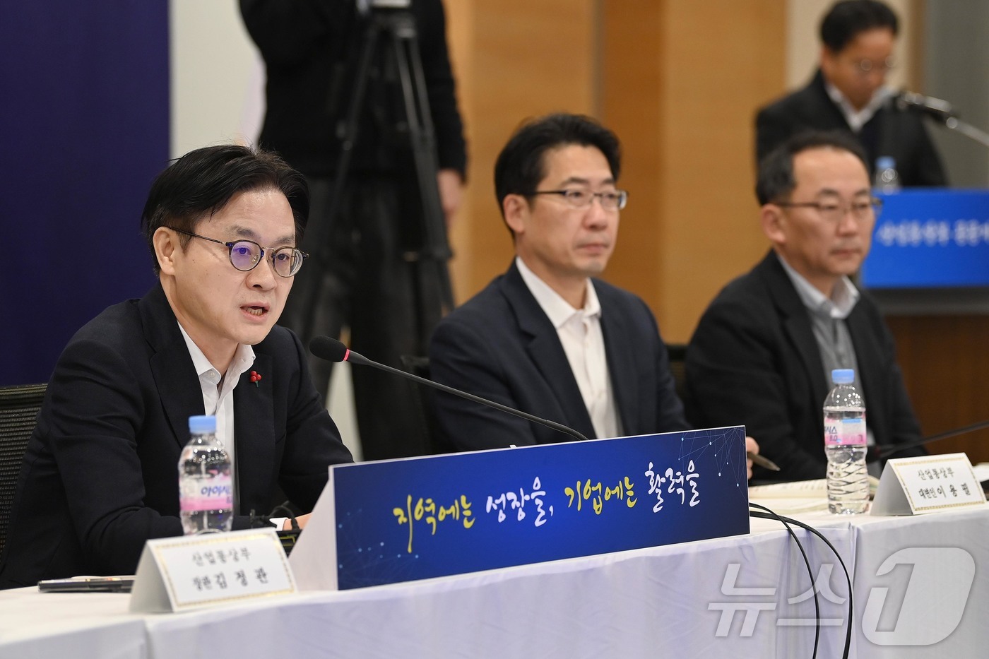 (서울=뉴스1) = 김정관 산업통상부 장관이 12일 오전 서울 중구 대한상공회의소에서 '산업통상부 공공기관 업무 보고'를 주재하고 있다. (산업통상부 제공. 재판매 및 DB 금지) …