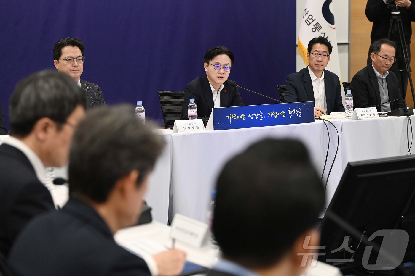 (서울=뉴스1) = 김정관 산업통상부 장관이 12일 오전 서울 중구 대한상공회의소에서 '산업통상부 공공기관 업무 보고'를 주재하고 있다. (산업통상부 제공. 재판매 및 DB 금지) …