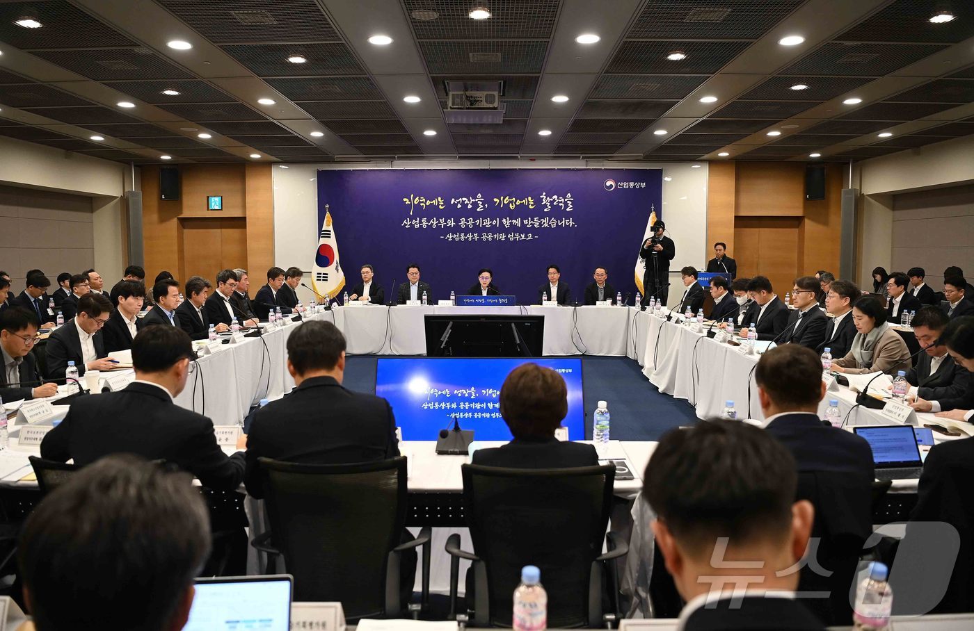 (서울=뉴스1) = 김정관 산업통상부 장관이 12일 오전 서울 중구 대한상공회의소에서 '산업통상부 공공기관 업무 보고'를 주재하고 있다. (산업통상부 제공. 재판매 및 DB 금지) …