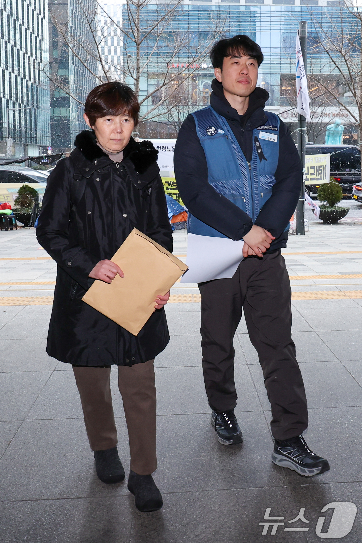 (서울=뉴스1) 안은나 기자 = 2020년 쿠팡 물류센터에서 과로로 숨진 고(故) 장덕준 씨 모친 박미숙 씨(왼쪽)와 강민욱 택배노조 쿠팡본부 준비위원장이 12일 오후 쿠팡 창업자 …