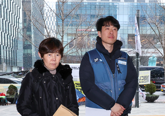 쿠팡 김범석 의장 고발인 조사 향하는 故 장덕준 씨 어머니