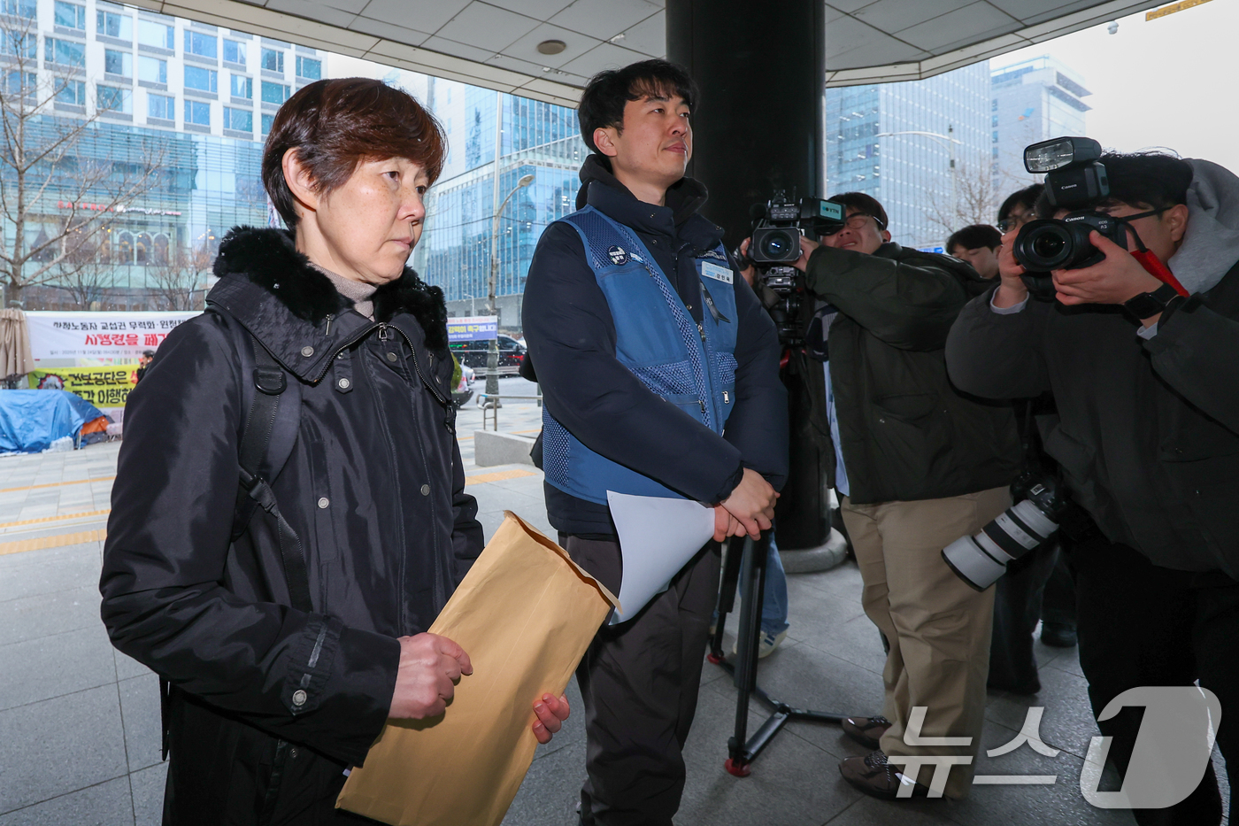 (서울=뉴스1) 안은나 기자 = 2020년 쿠팡 물류센터에서 과로로 숨진 고(故) 장덕준 씨 모친 박미숙 씨(왼쪽)와 강민욱 택배노조 쿠팡본부 준비위원장이 12일 오후 쿠팡 창업자 …