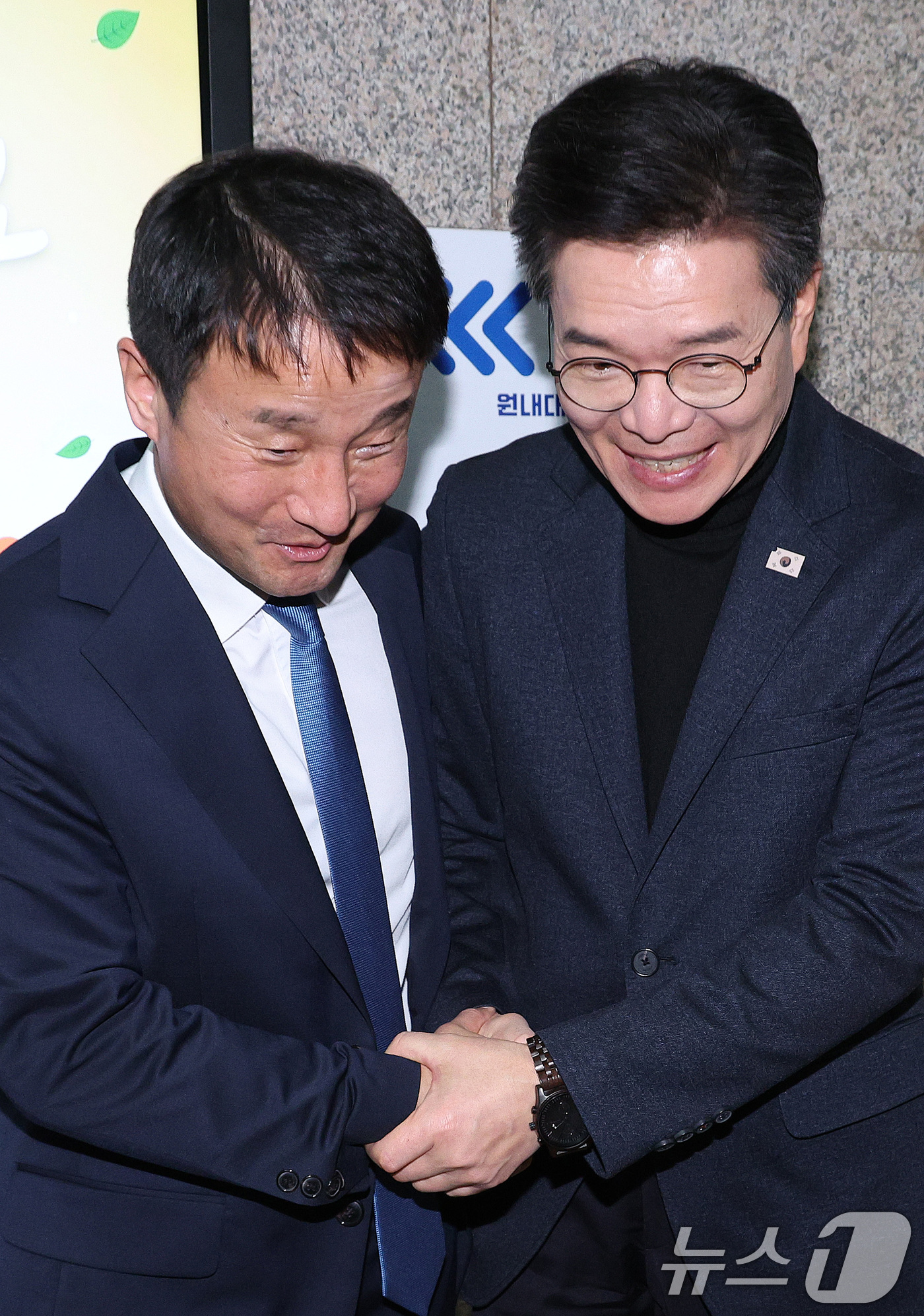 (서울=뉴스1) 신웅수 기자 = 정원오 성동구청장이 12일 서울 여의도 국회에서 한병도 원내대표 면담을 마친 후 인사하고 있다. 2026.1.12/뉴스1