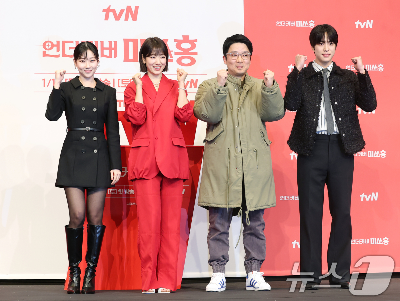 (서울=뉴스1) 권현진 기자 = 배우 하윤경(왼쪽부터)과 박신혜, 박선호 PD, 조한결이 12일 서울 구로구 더링크 호텔에서 열린 tvN 새 토일드라마 ‘언더커버 미쓰홍’(연출 박 …