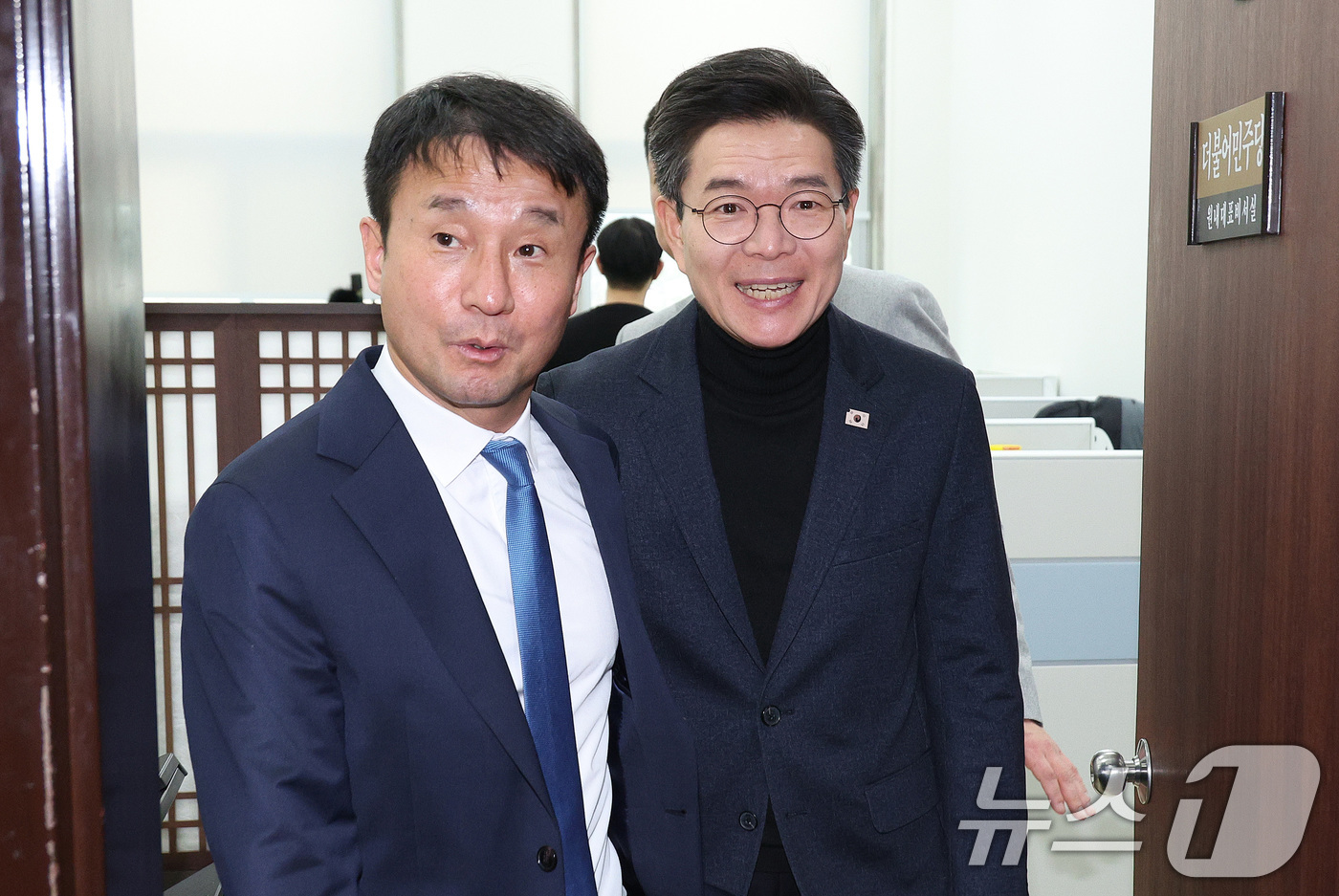 (서울=뉴스1) 신웅수 기자 = 정원오 성동구청장이 12일 서울 여의도 국회에서 한병도 원내대표 면담을 마친 후 원내대표실을 나서고 있다. 2026.1.12/뉴스1