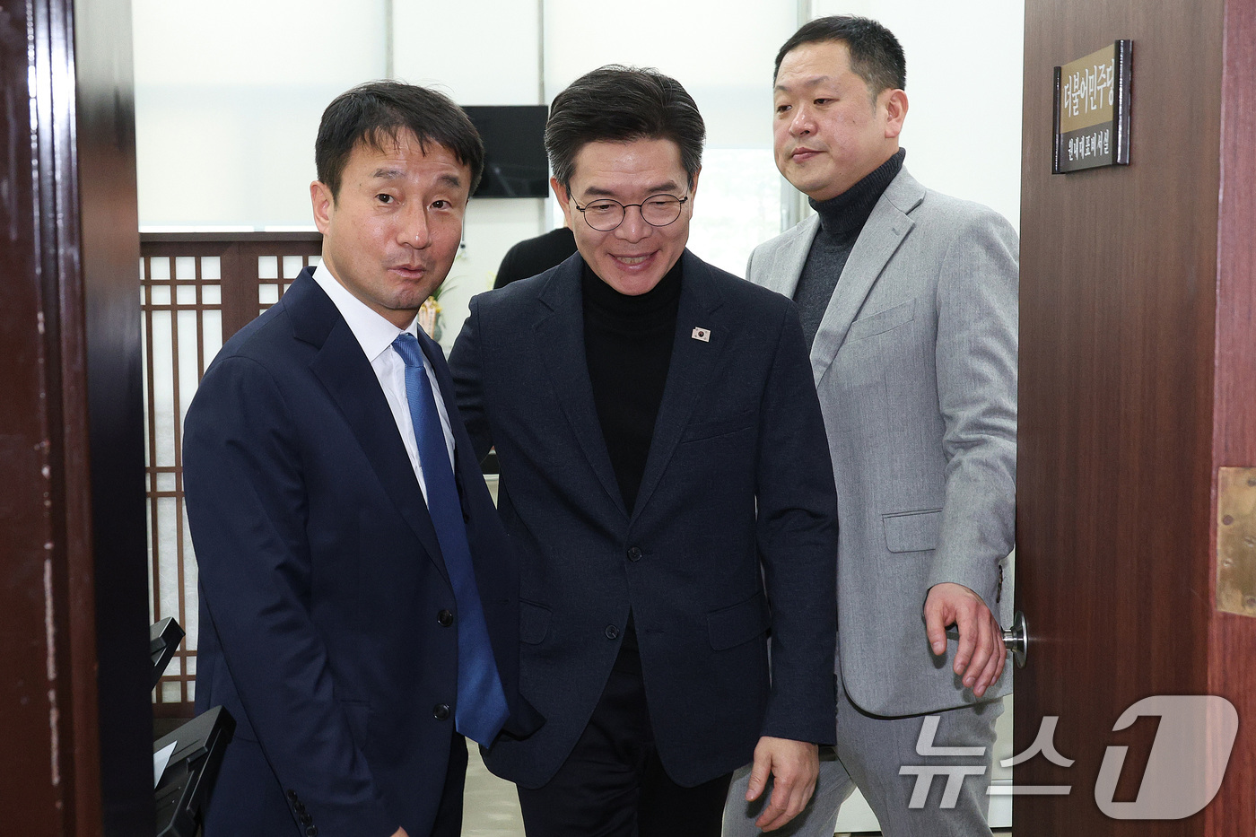 (서울=뉴스1) 신웅수 기자 = 정원오 성동구청장이 12일 서울 여의도 국회에서 한병도 원내대표 면담을 마친 후 원내대표실을 나서고 있다. 2026.1.12/뉴스1