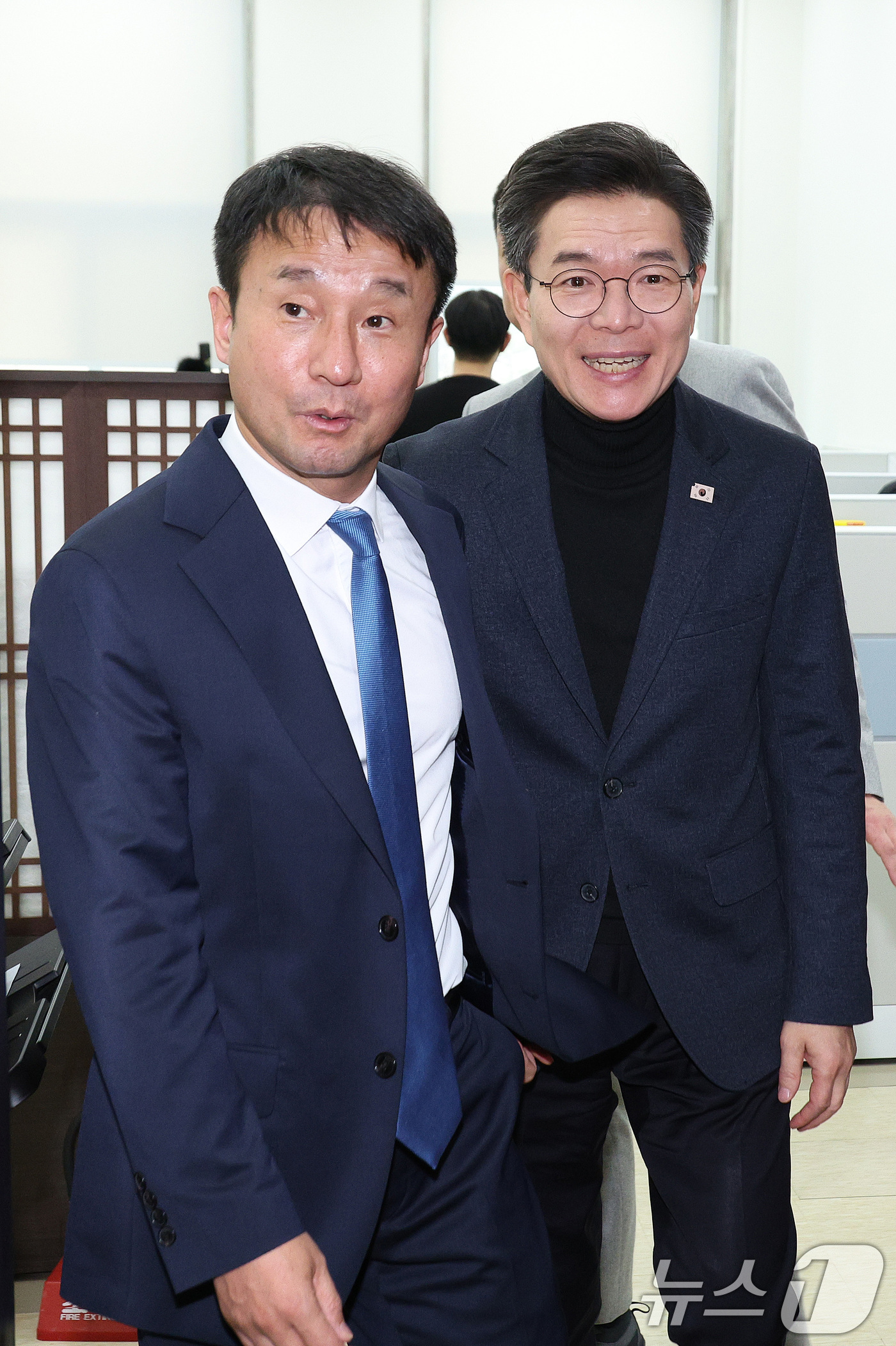 (서울=뉴스1) 신웅수 기자 = 정원오 성동구청장이 12일 서울 여의도 국회에서 한병도 원내대표 면담을 마친 후 원내대표실을 나서고 있다. 2026.1.12/뉴스1