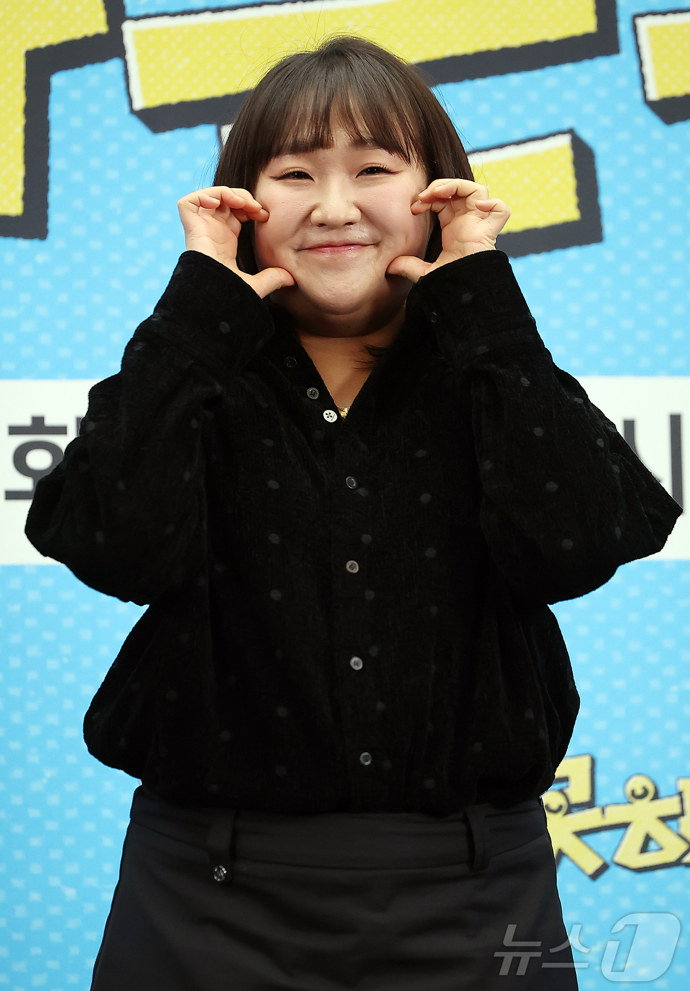 (서울=뉴스1) 김진환 기자 = 개그우먼 이수지가 12일 오후 서울 마포구 스탠포드호텔코리아에서 열린 JTBC ‘혼자는 못 해’ 제작발표회에 참석해 포즈를 취하고 있다.‘혼자는 못 …