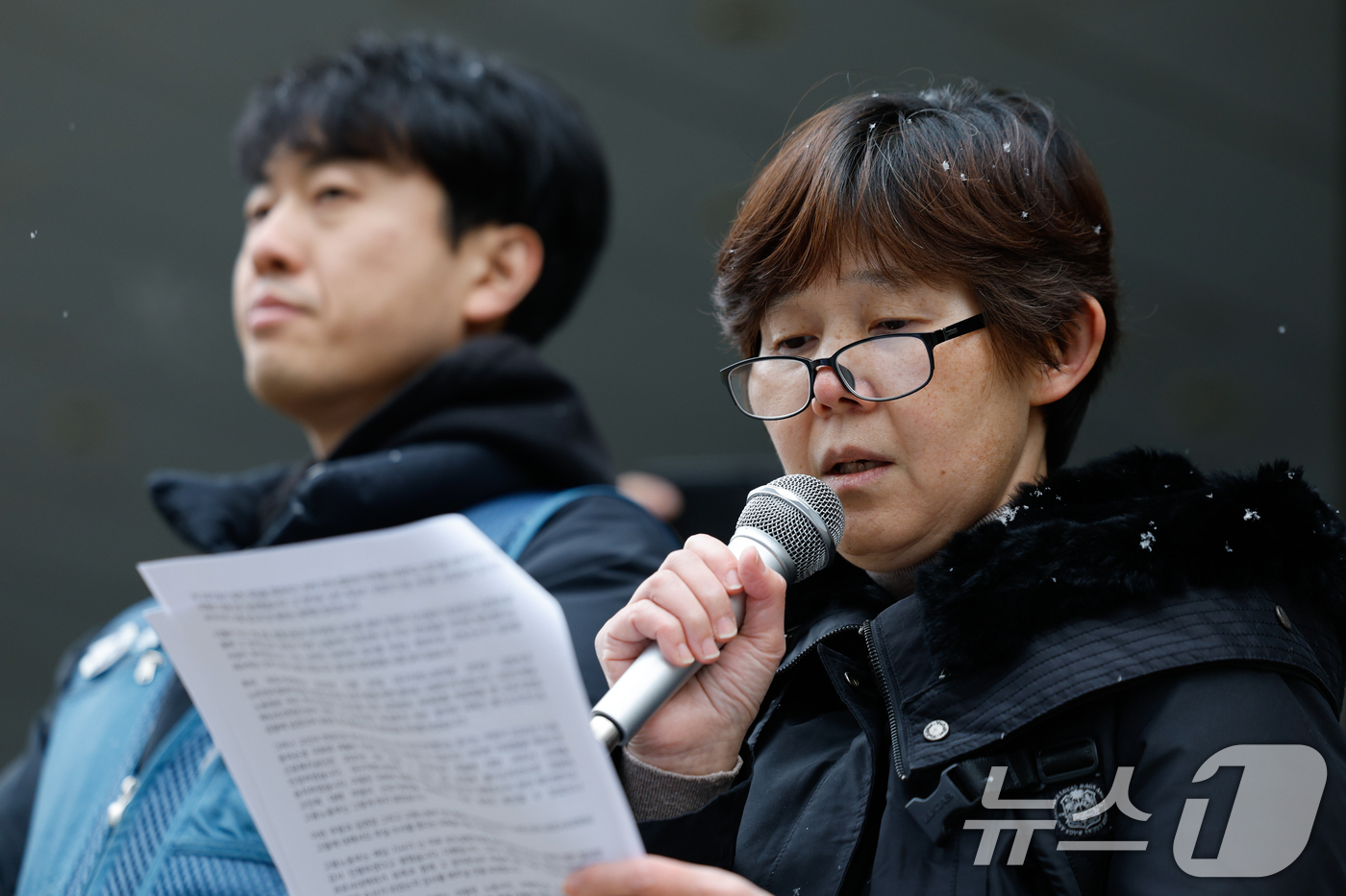 (서울=뉴스1) 안은나 기자 = 2020년 쿠팡 물류센터에서 과로로 숨진 고(故) 장덕준 씨 어머니 박미숙 씨가 12일 오후 중구 서울지방고용노동청 앞에서 쿠팡 창업자 김범석 의장 …