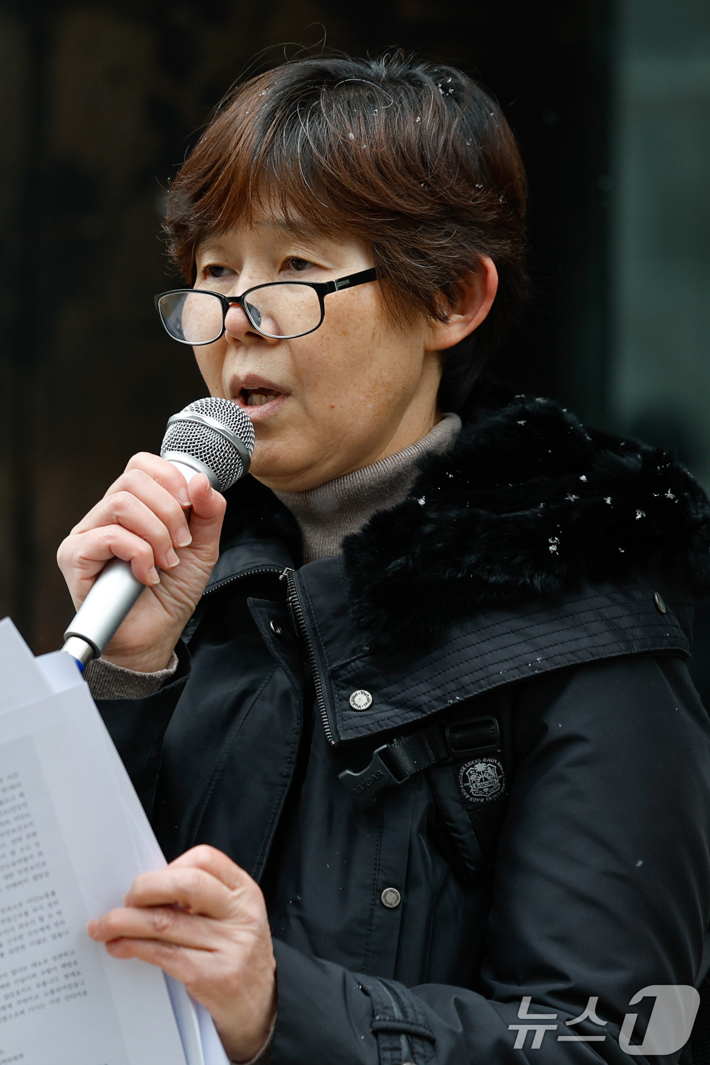 (서울=뉴스1) 안은나 기자 = 2020년 쿠팡 물류센터에서 과로로 숨진 고(故) 장덕준 씨 어머니 박미숙 씨가 12일 오후 중구 서울지방고용노동청 앞에서 쿠팡 창업자 김범석 의장 …