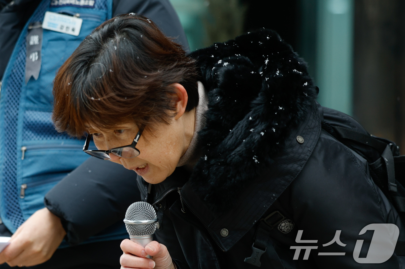 (서울=뉴스1) 안은나 기자 = 2020년 쿠팡 물류센터에서 과로로 숨진 고(故) 장덕준 씨 어머니 박미숙 씨가 12일 오후 중구 서울지방고용노동청 앞에서 쿠팡 창업자 김범석 의장 …