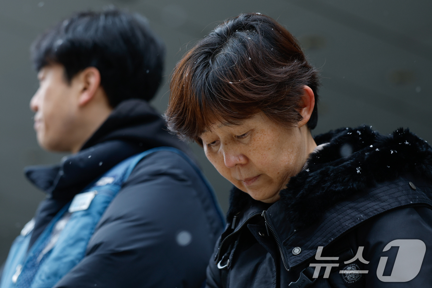 (서울=뉴스1) 안은나 기자 = 2020년 쿠팡 물류센터에서 과로로 숨진 고(故) 장덕준 씨 어머니 박미숙 씨가 12일 오후 중구 서울지방고용노동청 앞에서 쿠팡 창업자 김범석 의장 …