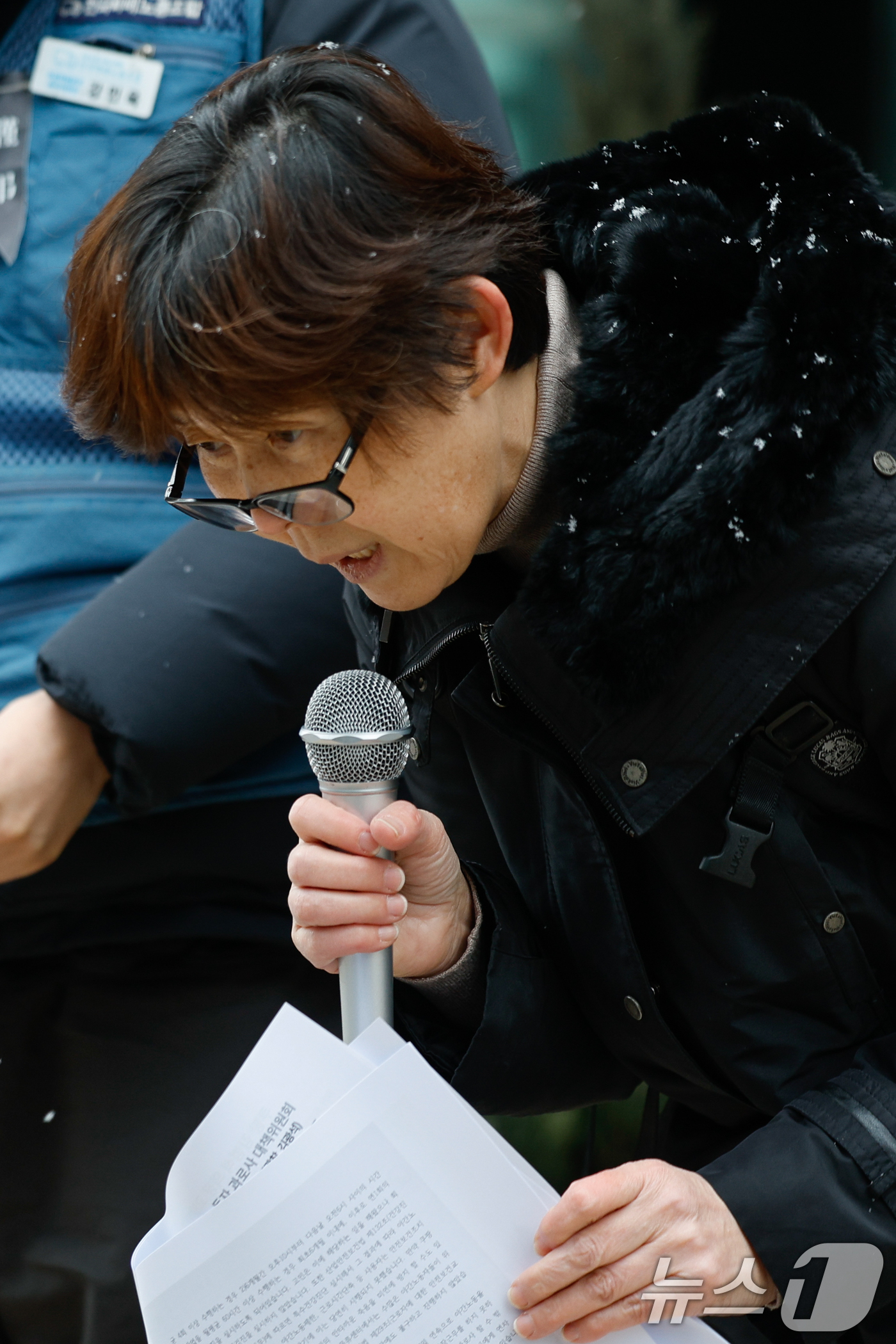 (서울=뉴스1) 안은나 기자 = 2020년 쿠팡 물류센터에서 과로로 숨진 고(故) 장덕준 씨 어머니 박미숙 씨가 12일 오후 중구 서울지방고용노동청 앞에서 쿠팡 창업자 김범석 의장 …