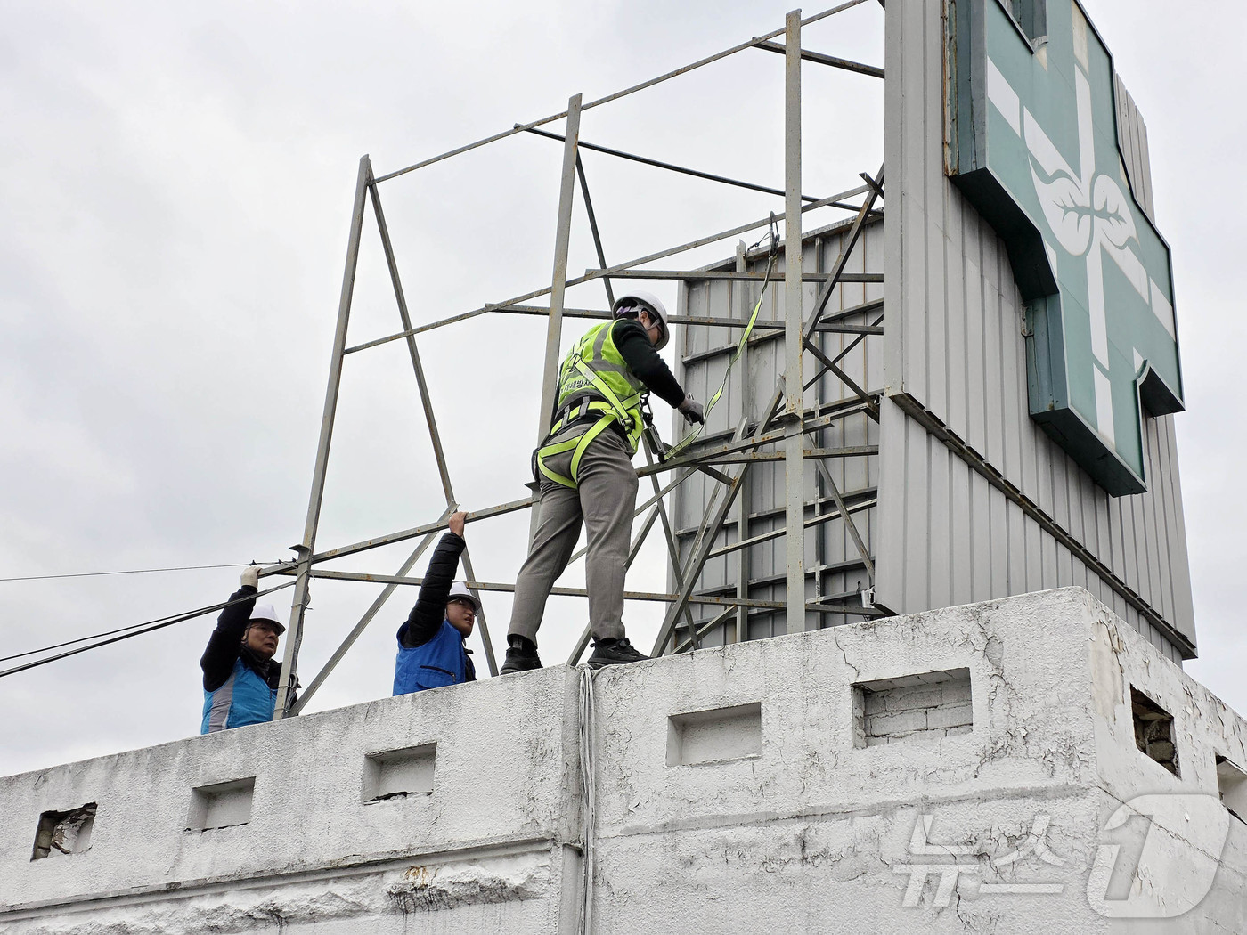 (광주=뉴스1) 박지현 기자 = 12일 광주 북구청 안전총괄과 직원과 옥회광고협회원들이 풍향동의 한 건물 옥상에서 강풍으로 인한 간판 안전사고 예방을 위해 안전점검을 실시하고 있다 …
