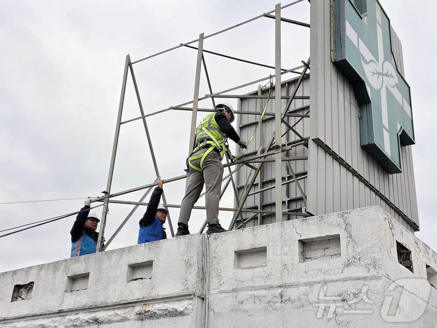 본문 이미지 - 12일 광주 북구청 안전총괄과 직원과 옥회광고협회원들이 풍향동의 한 건물 옥상에서 강풍으로 인한 간판 안전사고 예방을 위해 안전점검을 실시하고 있다.(광주 북구 제공. 재판매 및 DB 금지) 2026.1.12/뉴스1 ⓒ News1 박지현 기자